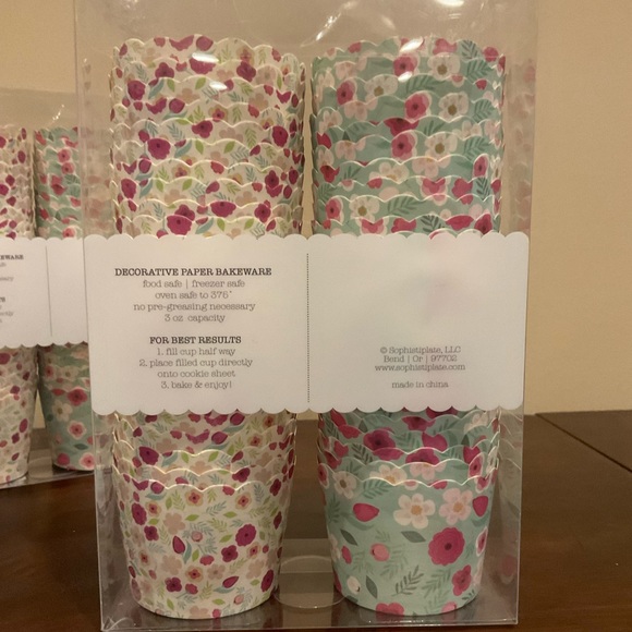 2 New Packages of Baking Cups - Flowers 🌺 - Picture 3 of 3